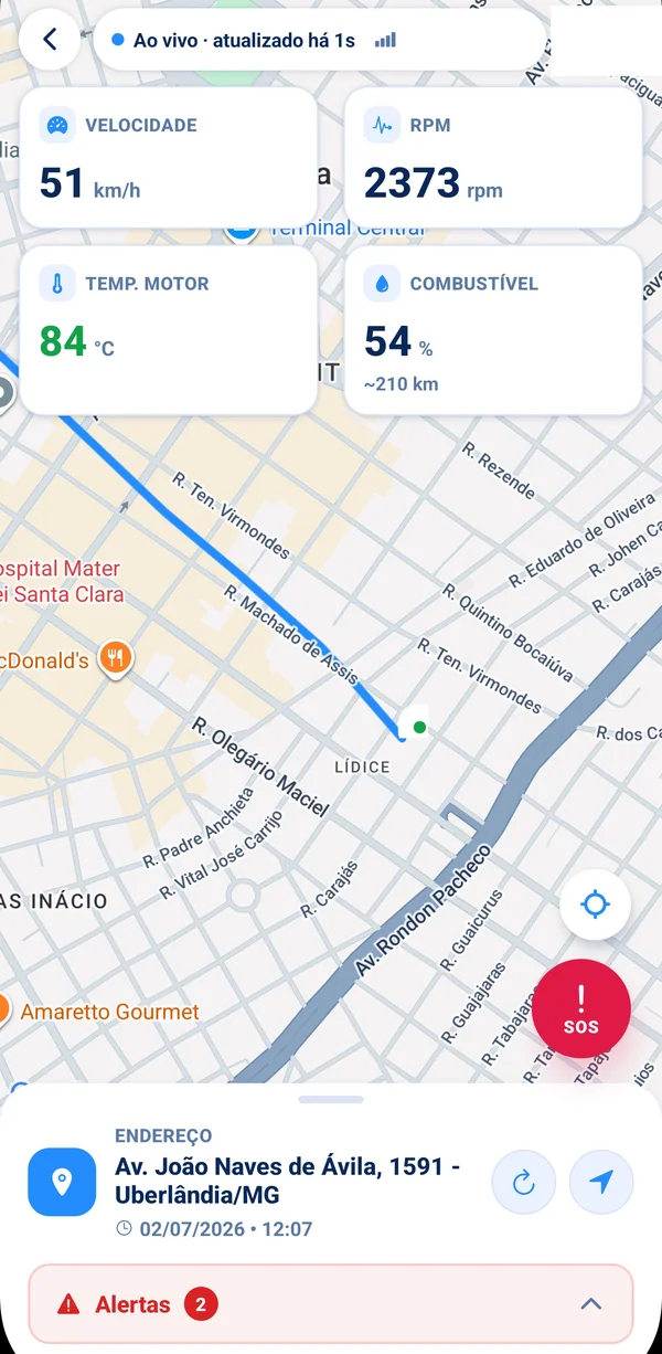 Tela real do aplicativo VRUM ao vivo: velocidade, RPM, temperatura do motor, combustível, localização no mapa e aviso de 2 alertas ativos