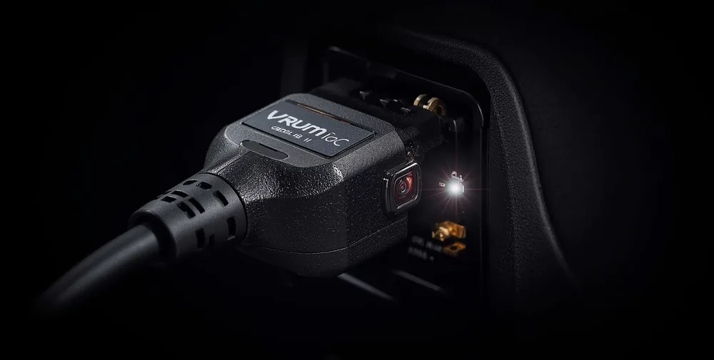 Dispositivo real VRUM IoC conectado à porta OBD-II do veículo
